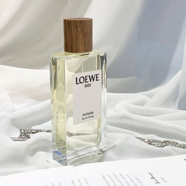 Thiết kế sang trọng của Loewe 001 Woman EDT