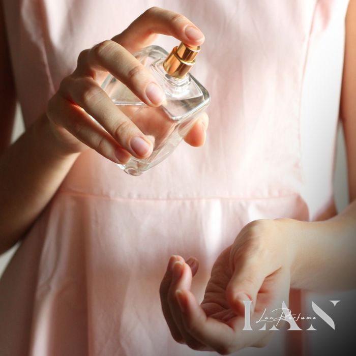 Cách xịt nước hoa Van Cleef & Arpels thơm lâu