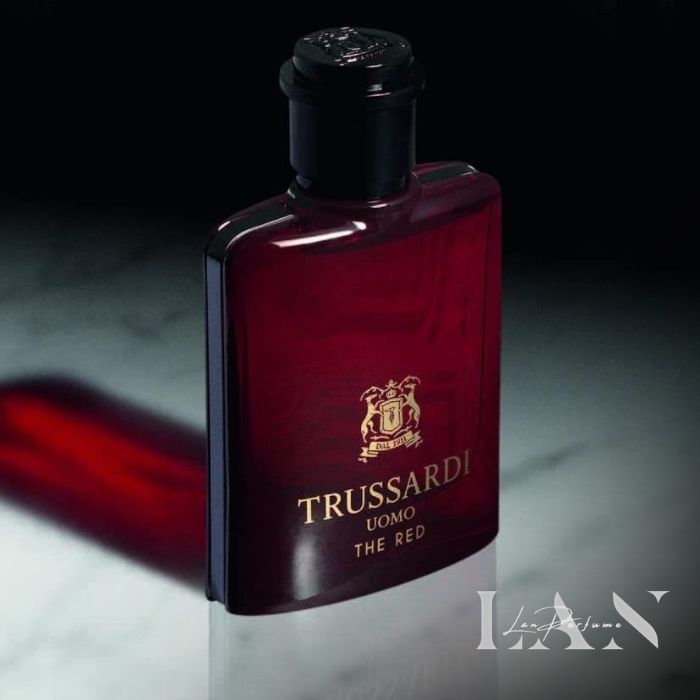 Chai nước hoa nam Trussardi có thiết kế màu đỏ nổi bật thể hiện sự đẳng cấp và lịch lãm.